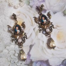 BO Madonna laget med PureCrystal cabochons, forstørrelsesglass cabochons, skystempler og bronse tilbehør