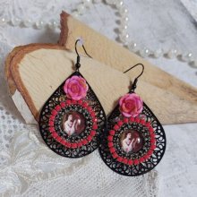 BO Look Coco opprettet med forstørrelsesglass cabochons som representerer en kvinne med papegøyen sin, svarte filigran anheng, glass og harpiksperler