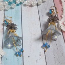 BO Sensations Gold and Blue skapt med håndmalte trompetblomster, krystaller, glassblomster og gullbelagt tilbehør.