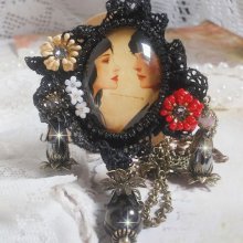 Love Romance halskjede laget med krystaller, en oval cabochon som representerer to kvinner, kvarts, hematitter, gullbelagte perler og annet tilbehør