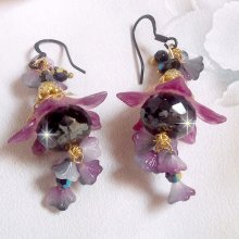 BO Funky Black skapt med håndmalte Lucite-blomster i lilla, krystaller, glassperler og diverse tilbehør i gull og svart.