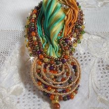 Venetiansk månebrosje brodert med silkebånd, magiske perler og Swarovski-krystaller