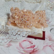 Idylle Beauty-armbånd brodert med Swarovski-krystaller, fasetter, runde perler, frøperler med gullbelagt lås og kjede