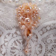 Idylle Beauty brosje brodert med Swarovski-krystaller, runde perler og frøperler
