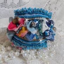 Far West mansjettarmbånd brodert med denimstoff, edelstenperler: Sodalitt, Agatha, keramiske perler, bøhmiske glassperler og frøperler
