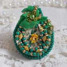 Vakker smaragdring med en keramisk cabochon laget av en gul og grønn rose