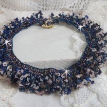 Korallblomsthalskjede med frøperler og halvedelstener som kvarts, sodalitt og lapis lazuli.