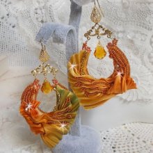 BO Rumba brodert med Swarovski-krystaller, fasetter, perler og avstandsstykker på et silkebånd (Shibori)