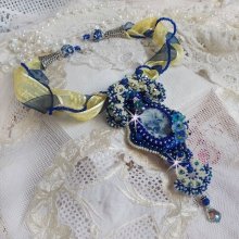 Haute-Couture Blue Palace halskjede med anheng med fargede frøperler og Swarovski-krystaller