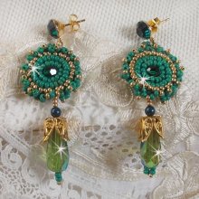 BO Charnelle brodert med runde perler og Swarovski cabochoner, fasetterte dråper og frøperler