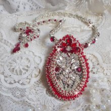 Drigon Red halskjede brodert med røde Swarovski-krystaller, sølv seed perler, rhinestones, 925/1000 sølv låser og kjeder