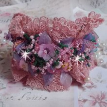Jardin Poétique mansjettarmbånd brodert med Old Rose Antique blonder, Swarovski-krystaller, 18 og 24 karat gullbelagt tilbehør, perlemor, perler og frø perler