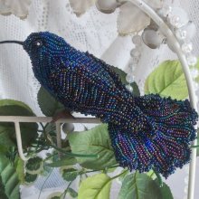 Oiseau Mon Colibri est crée entièrement en perles de rocailles, porcelaine et tissu