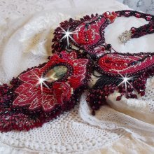 Kardinal halskjede brodert i rødt og svart med rød jaspis, onyxperler og Swarovski-krystaller