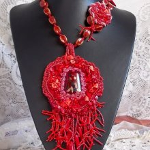 Coralie anheng halskjede brodert med rikelig halvedelstener.