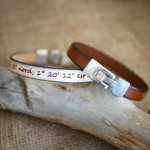 Armbånd i blandet skinn med gravert T-lås i valgfrie farger