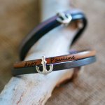 Duo-armbånd i lær med inngravert marineblå ankerdesign