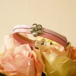 Duo-armbånd i lær med blomsterdesign som du kan personalisere 