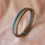 Mansjettarmbånd i beige og turkis med flere skinntyper