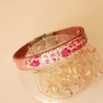 Florâme-armbånd med rosa liberty-båndblomster på rosa skinn