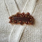 Broche en perles cuivrées à message en cuir gravé 'Just breathe'