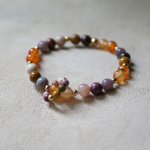 Mokaïte- og Cornalite-armbånd av naturstein med miniperlering