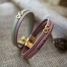 Duo-armbånd i gull med uendelighetssymbol i skinn som du kan personalisere  
