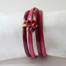 Duo skinnarmbånd dekorert med fuchsiafargede perler