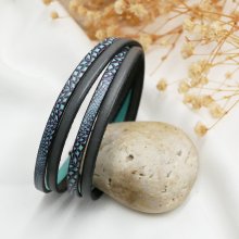 Armbånd i skinn med blått slangemønster som kan tilpasses