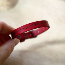 Herrearmbånd i rødt skinn som kan personaliseres ved gravering
