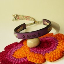 Florâme 'Brille' gravert armbånd med pastellfarget liberty-bånd på lilla skinn