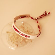Florâme-armbånd med rødt Misti liberty-bånd på hvitt skinn