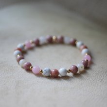 Armbånd med naturstein og gullperler av hullitt og rhodonitt