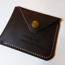 Kaffe skinnveske med gravert knapp