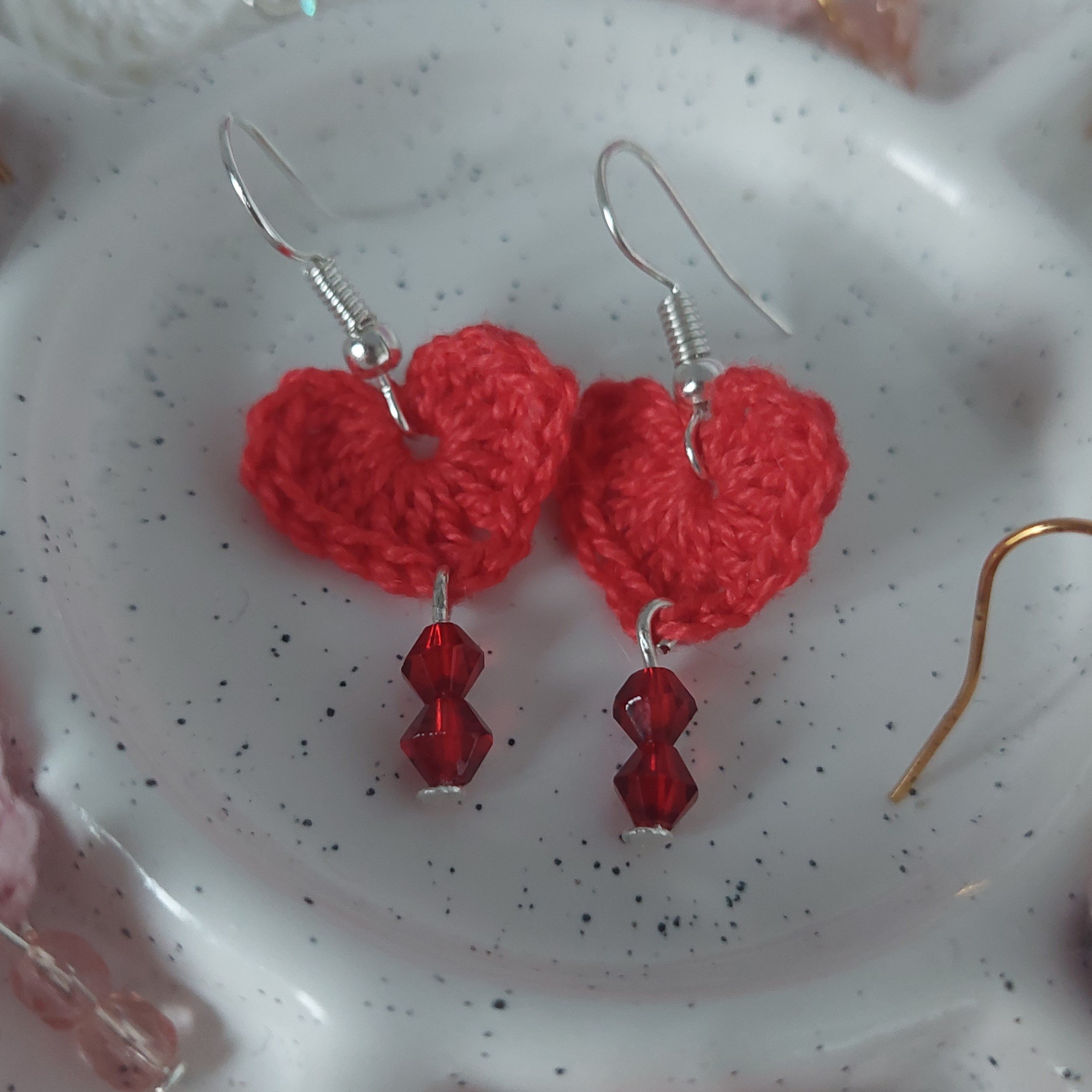 Boucles d'oreilles au crochet c&oelig;ur simple et perles