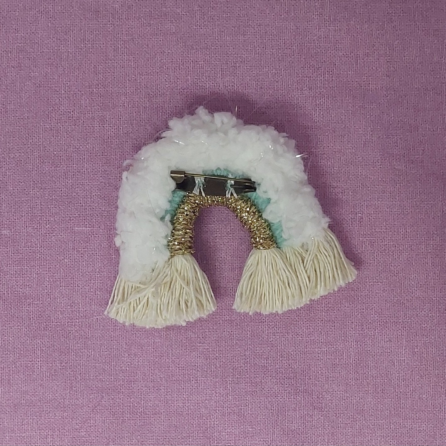 Broche Macram&eacute; Arc-en-ciel