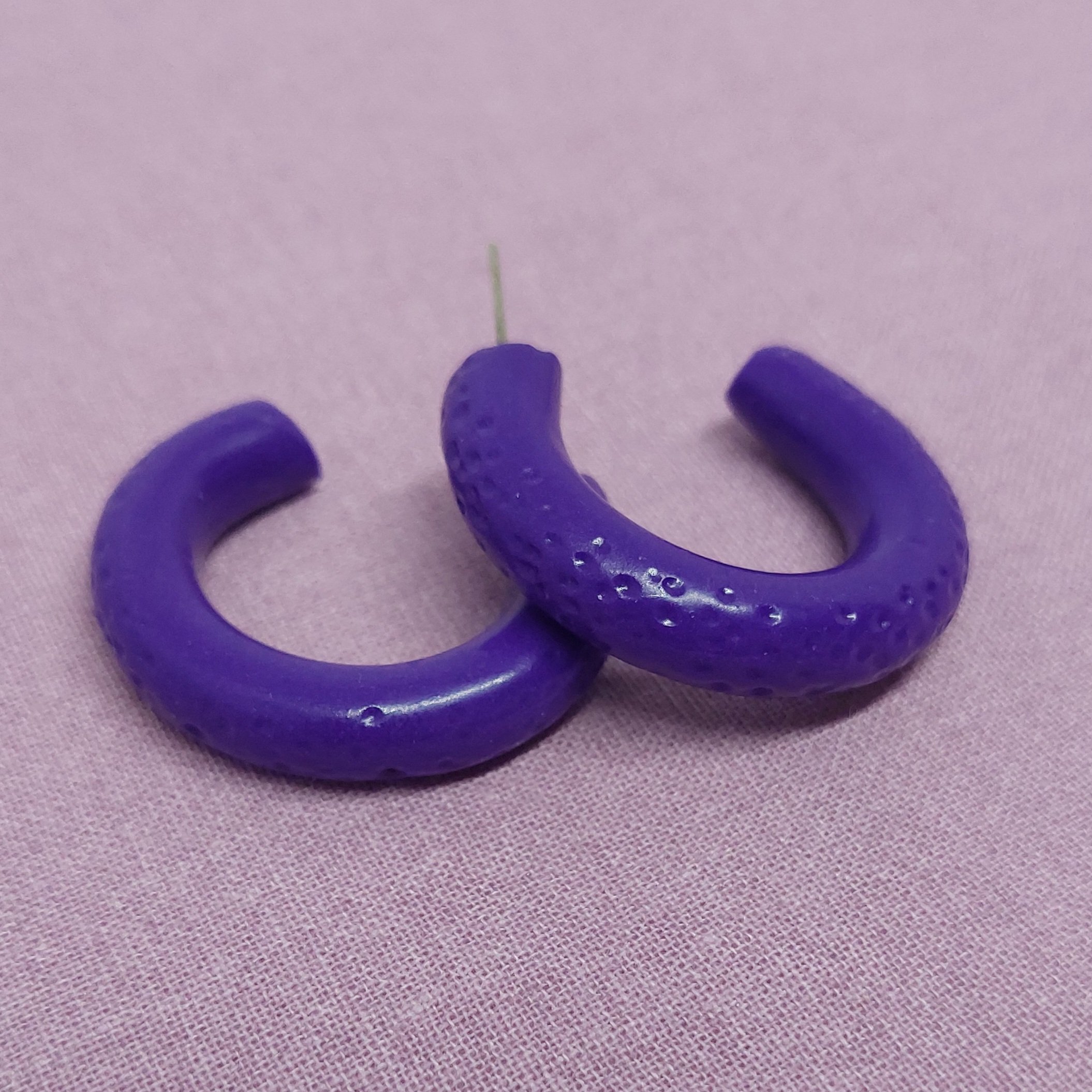 Cr&eacute;oles violettes martel&eacute;es et vernies