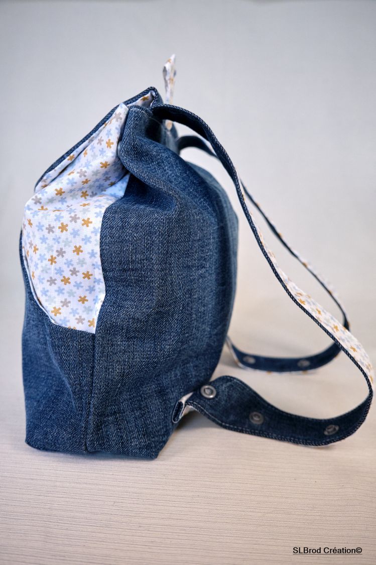 Brodert barnas ryggsekk med blå lue, kan tilpasses
