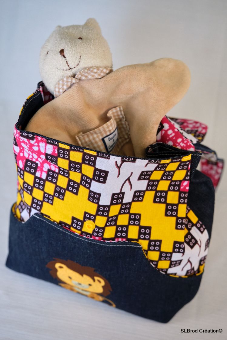 Brodert ryggsekk for barn med løve og baobab som skal tilpasses personlig