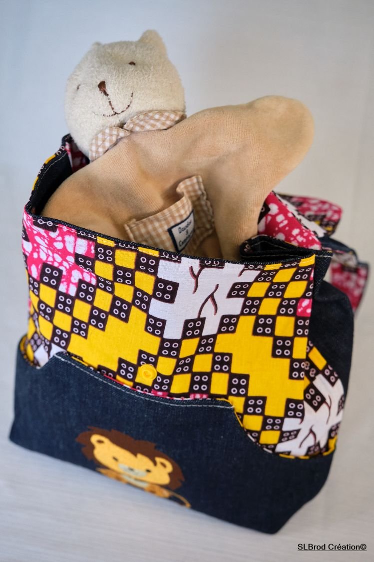 Brodert ryggsekk for barn med løve og baobab som skal tilpasses personlig