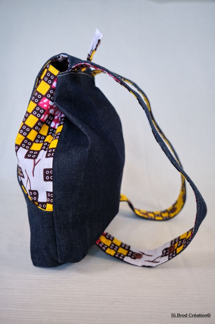 Brodert ryggsekk for barn med løve og baobab som skal tilpasses personlig