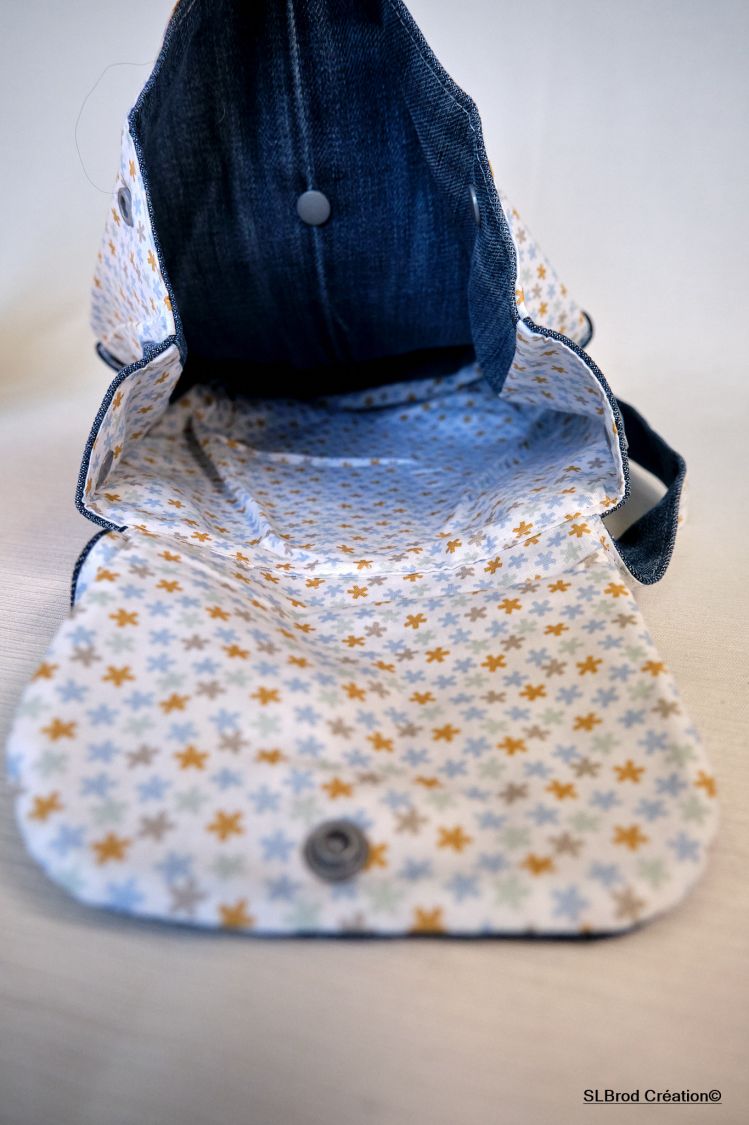 Brodert barnas ryggsekk med blå lue, kan tilpasses