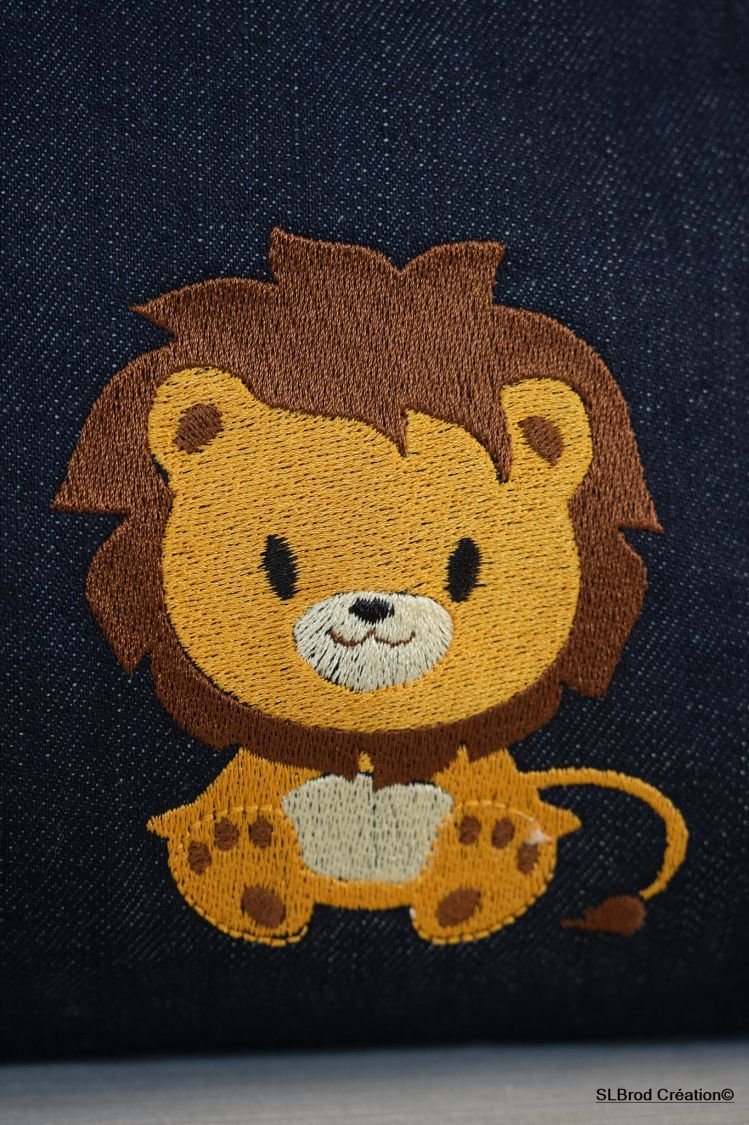 Brodert ryggsekk for barn med løve og baobab som skal tilpasses personlig