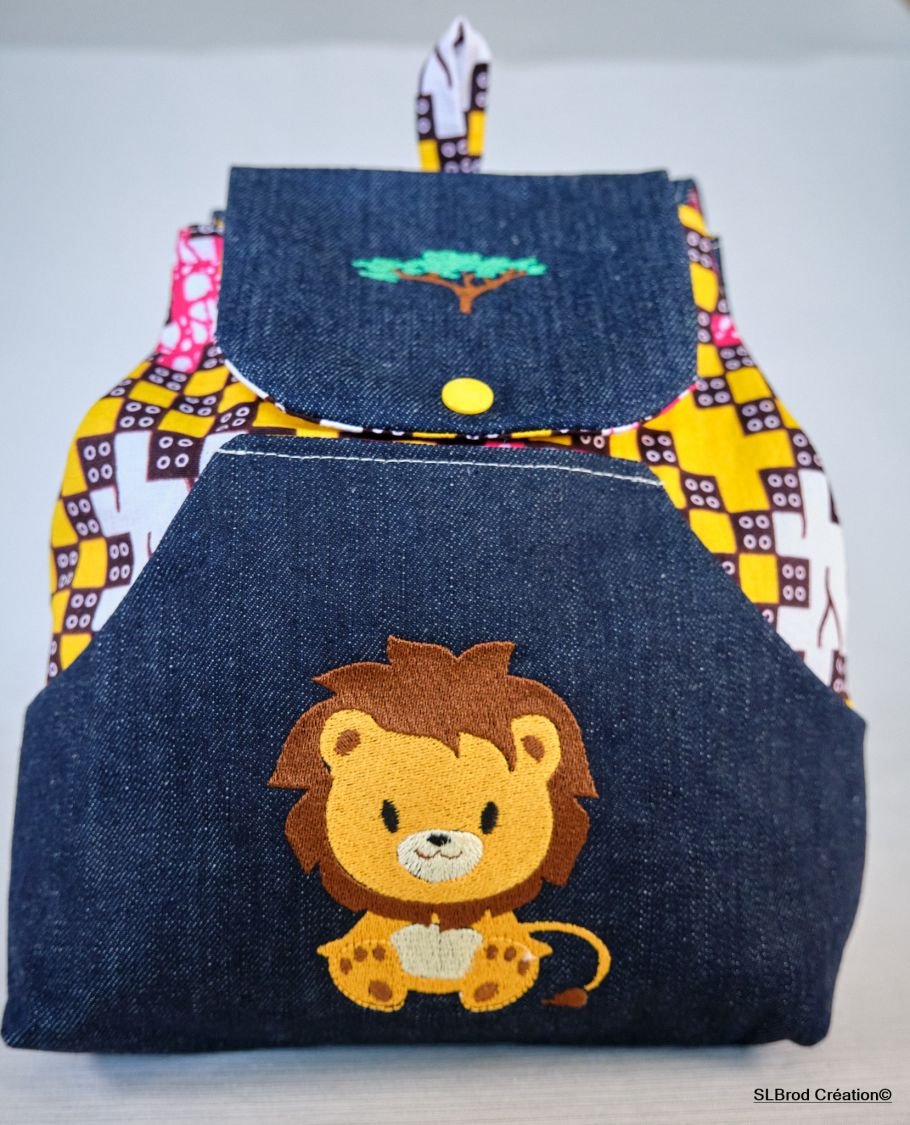 Brodert ryggsekk for barn med løve og baobab som skal tilpasses personlig