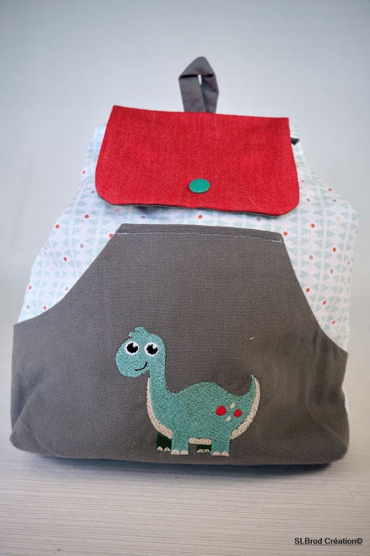 Brodert dinosaur-ryggsekk for å personalisere