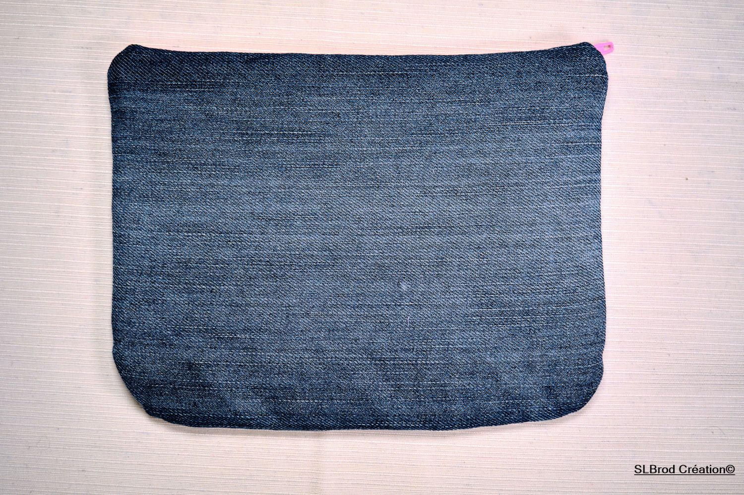 Flatt etui brodert med rosa munn