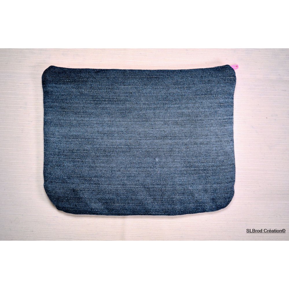 Flatt etui brodert med rosa munn