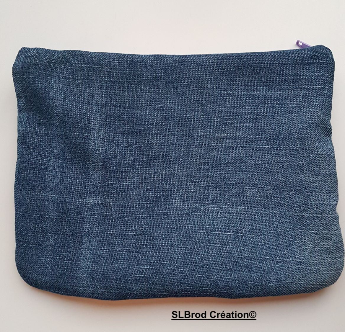 Flatt etui med broderte lilla joggesko
