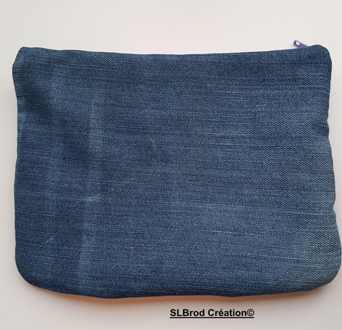 Flatt etui med broderte lilla joggesko