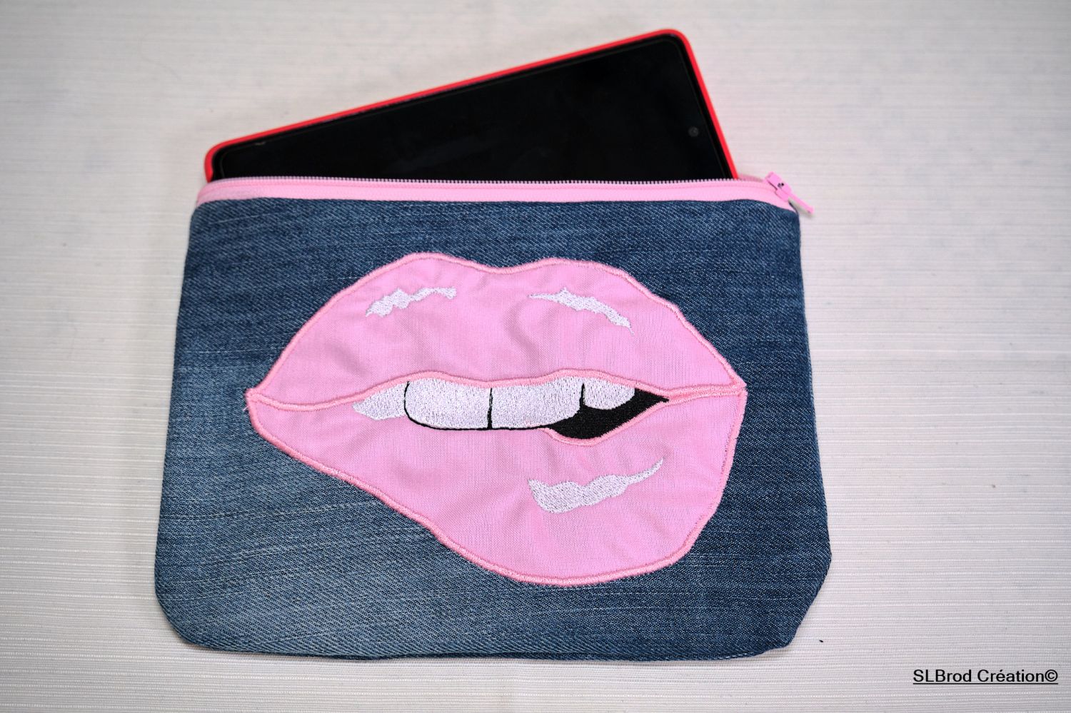 Flatt etui brodert med rosa munn